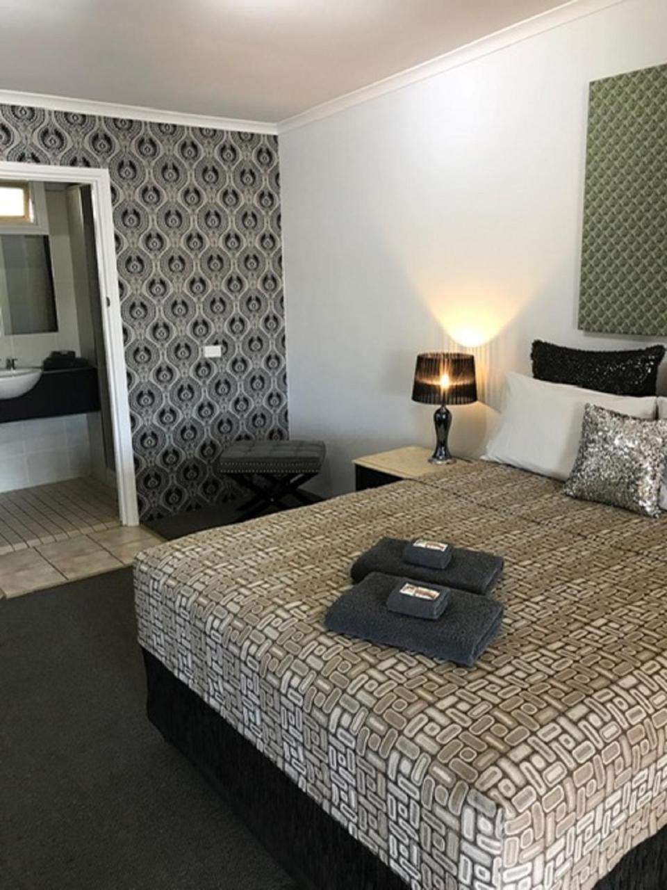 Central Motel Gin Gin Eksteriør billede