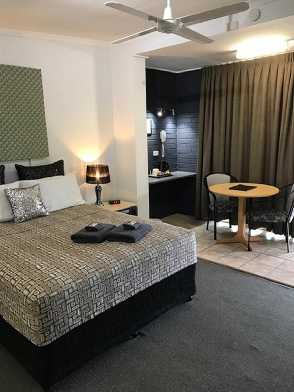 Central Motel Gin Gin Eksteriør billede